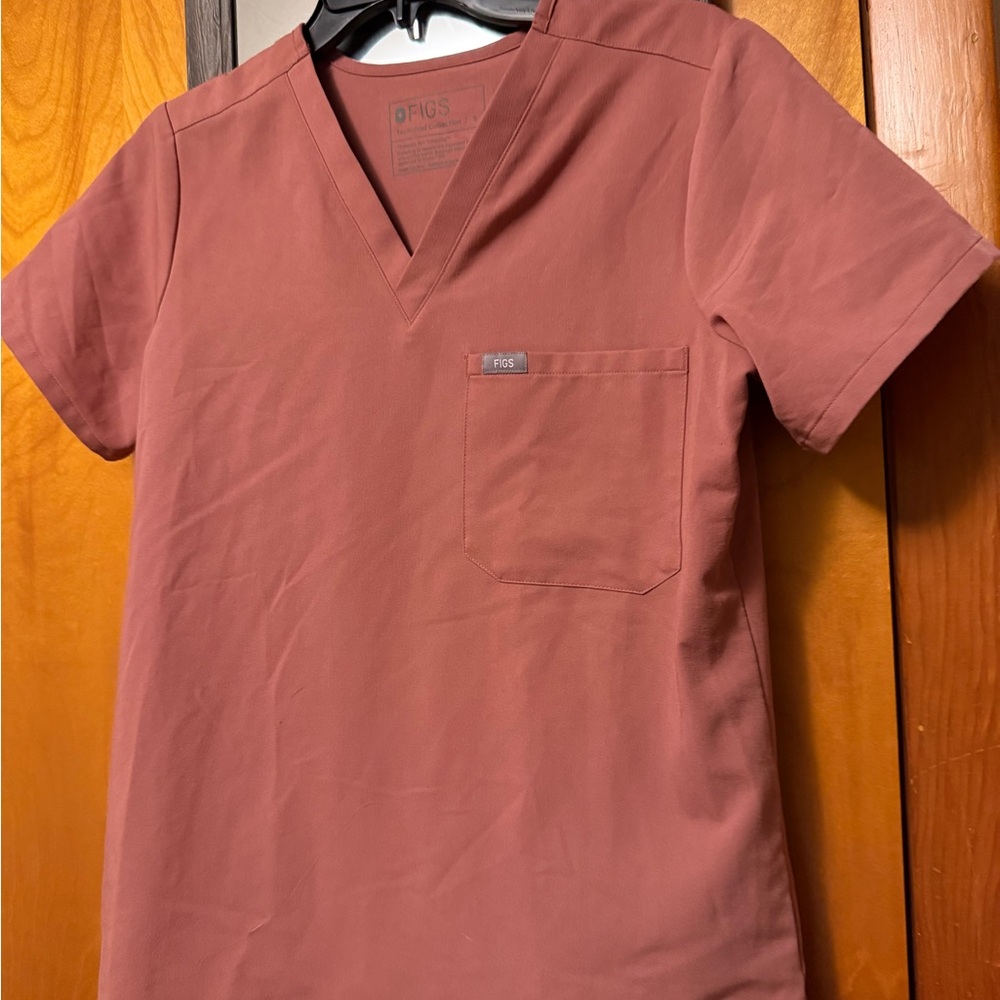 Figs Women's V-Neck Short Sleeve Tee - Mauve